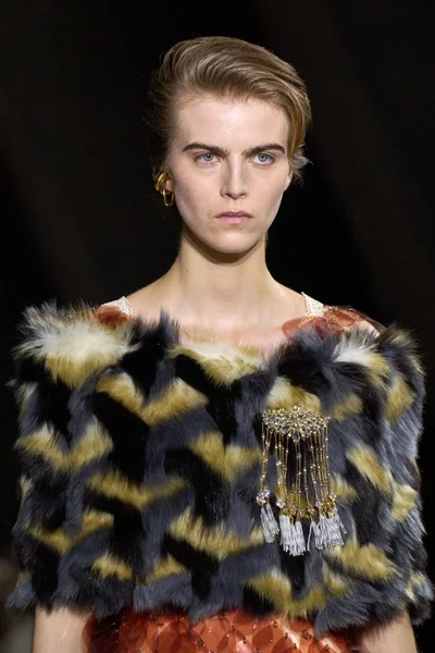 Look 64